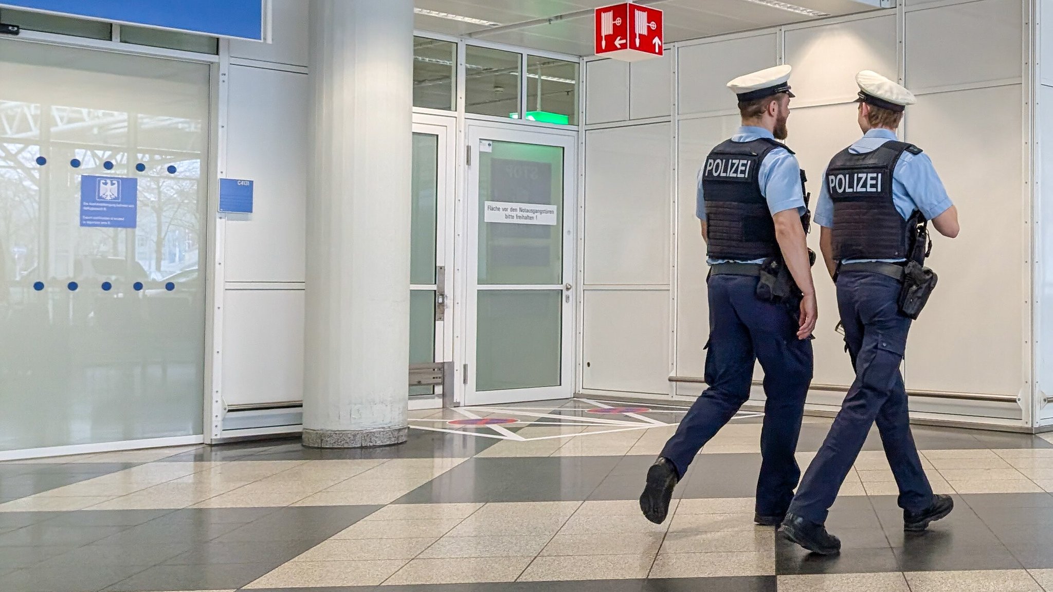 Zwei Polizisten im Münchner Flughafen. 