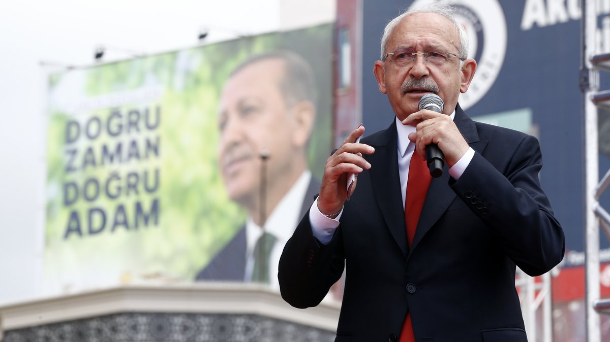 Herausforderer Kılıçdaroğlu vor einem Bild von Amtsinhaber Erdoğan