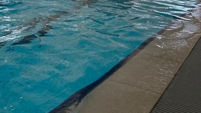 (Symbolbild) Blick auf das Wasser in einem Hallenbad | Bild: BR/Katharina Häringer (Symbolbild) Blick auf das Wasser in einem Hallenbad