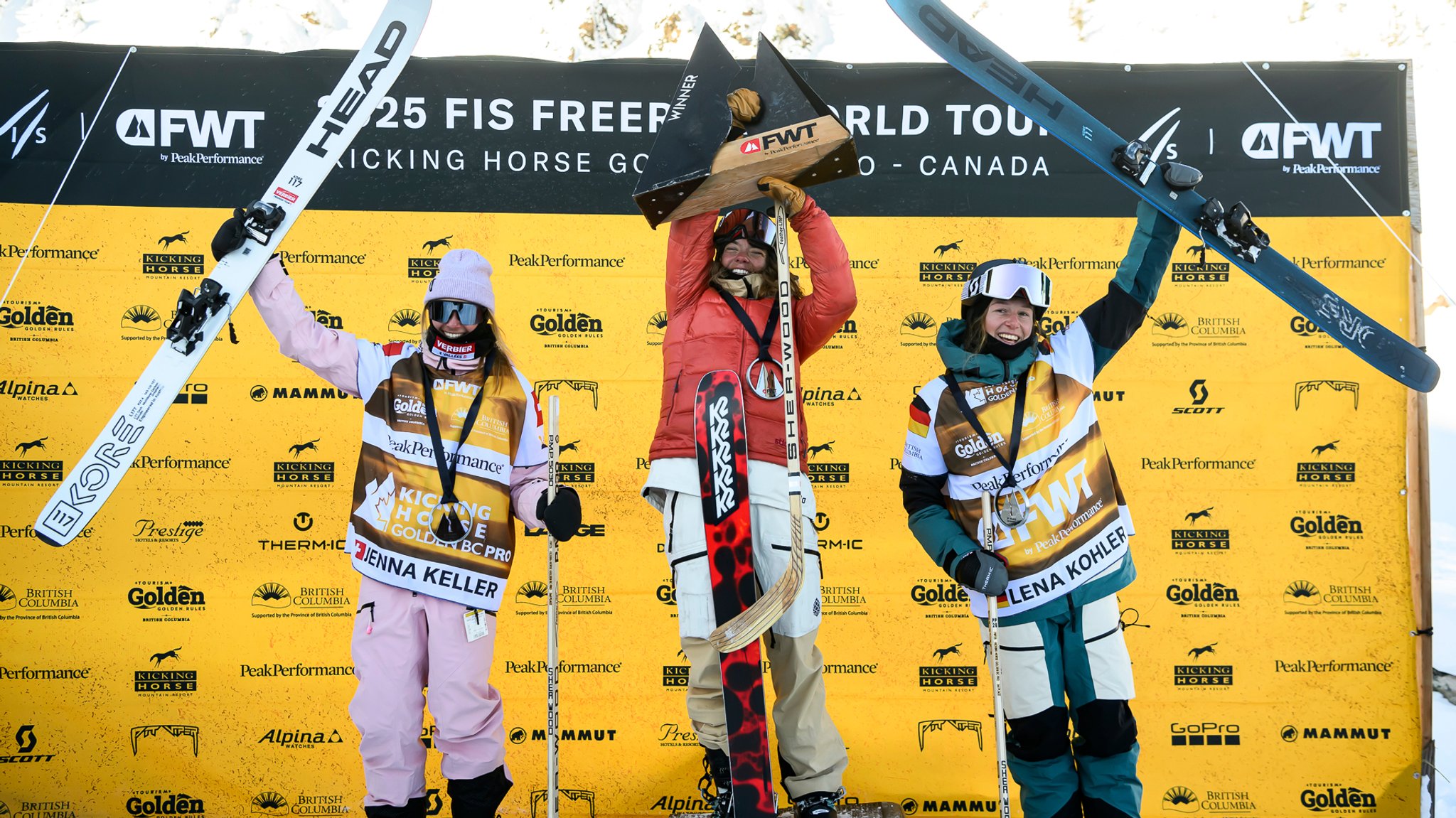 Lena Kohler (r.) auf dem Podest in Kicking Horse, Kanada