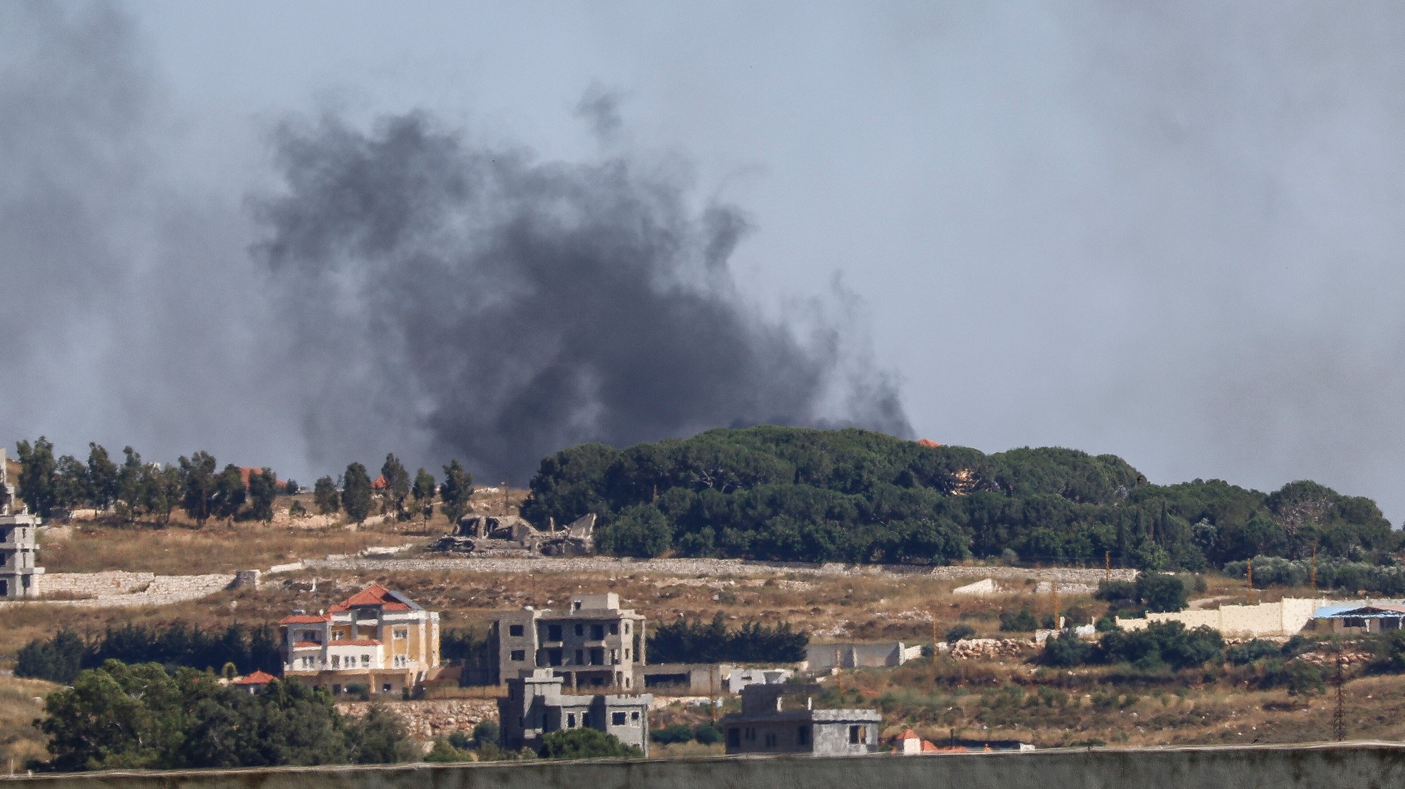 Rauchsäulen über dem Südlibanon | Bild: pa/dpa/Abdul Kader Al Bay Rauchsäulen über dem Südlibanon
