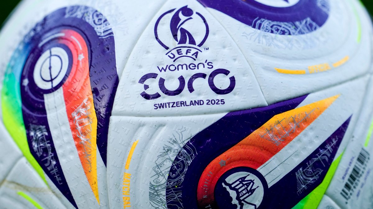 Ein Ball der Marke adidas Konektis Pro Ball zeigt das Logo der Europameisterschaft in der Schweiz in Nahaufnahme, Close up Aufnahme, der offizielle Spielball der UEFA Women s EURO 2025, EURO25,