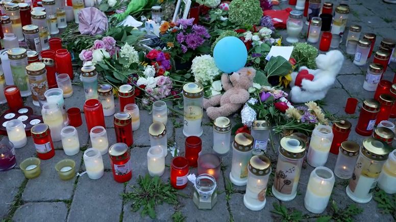 Blumen, Stofftiere und Kerzen an einem Gedenkort | Bild:Bayerischer Rundfunk 2023