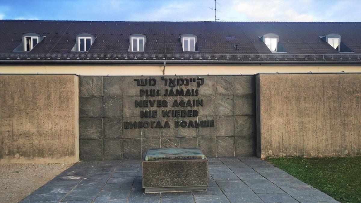 Mahnung in fünf Sprachen in der Gedenkstätte Dachau.