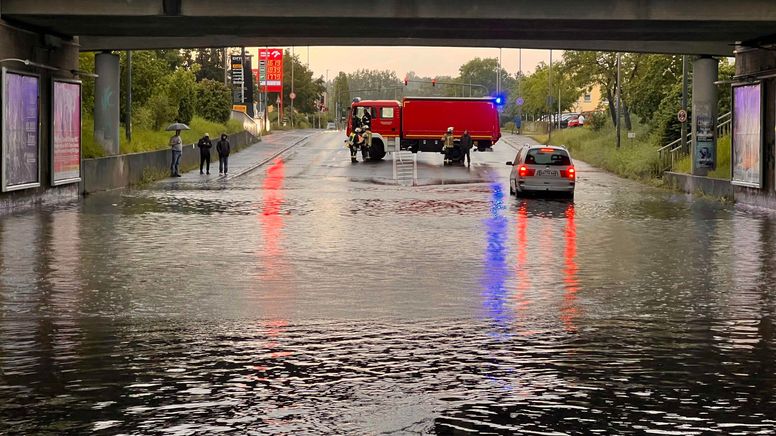 Bamberg, 02.05.24: Ein Einsatzfahrzeug der Feuerwehr sichert eine mit Regenwasser vollgelaufene Unterführung ab. | Bild:picture alliance/dpa/Ferdinand Merzbach/News5