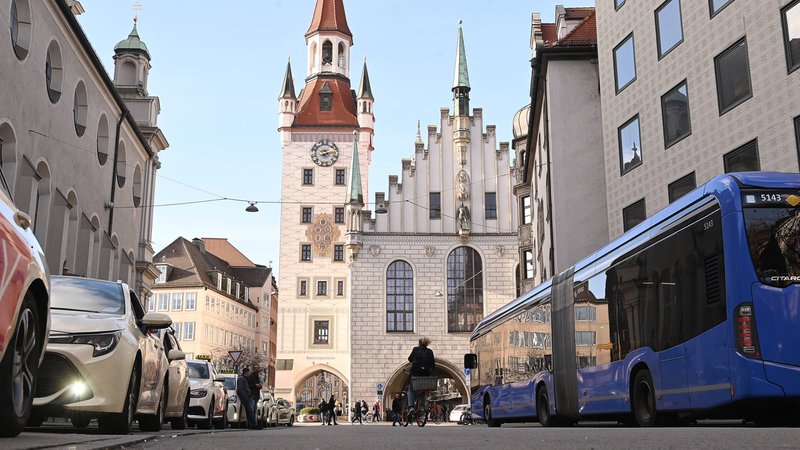 Blick aus der Froschperspektive auf das Alte Rathaus in München, auf der Straße davor parkende Autos und ein Bus. (Symbolbild) Die Münchner Altstadt soll fußgänger- und fahrradfreundlicher werden. | Bild: picture alliance / SZ Photo | Robert Haas Blick aus der Froschperspektive auf das Alte Rathaus in München, auf der Straße davor parkende Autos und ein Bus. (Symbolbild) Die Münchner Altstadt soll fußgänger- und fahrradfreundlicher werden.