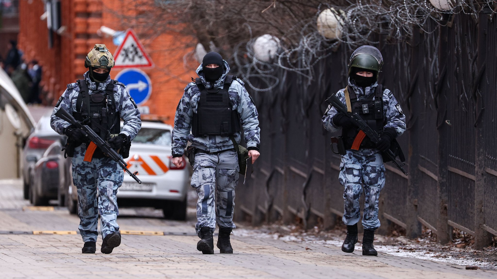 Drei schwer bewaffnete Einsatzkräfte laufen durch eine Straße in Moskau. Bei einer Explosion in einem Moskauer Wohnhaus ist russischen Medienberichten zufolge der Organisator eines pro-russischen Bataillons getötet worden.