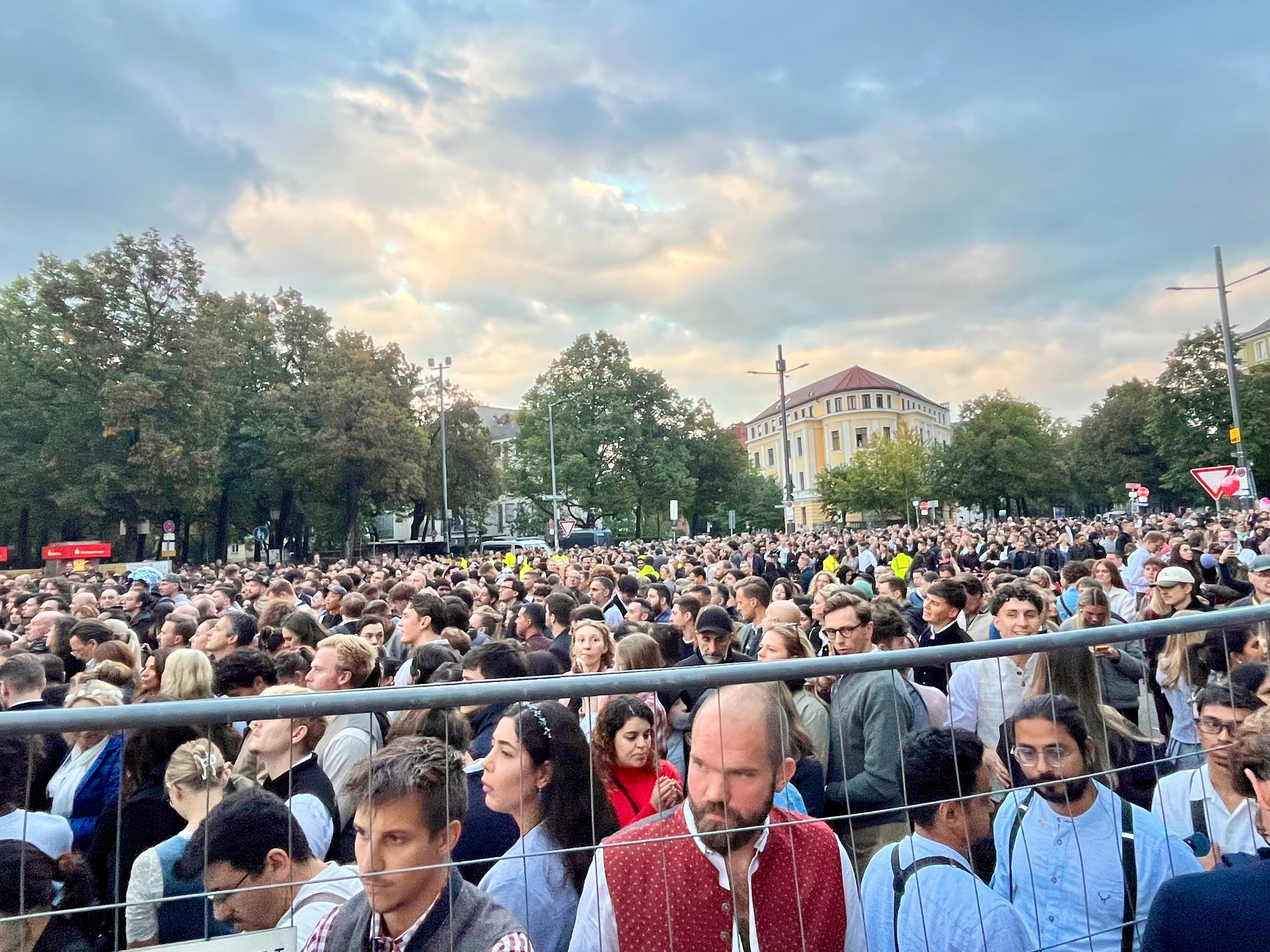 Überfülltes Oktoberfest am 27. September 2025
