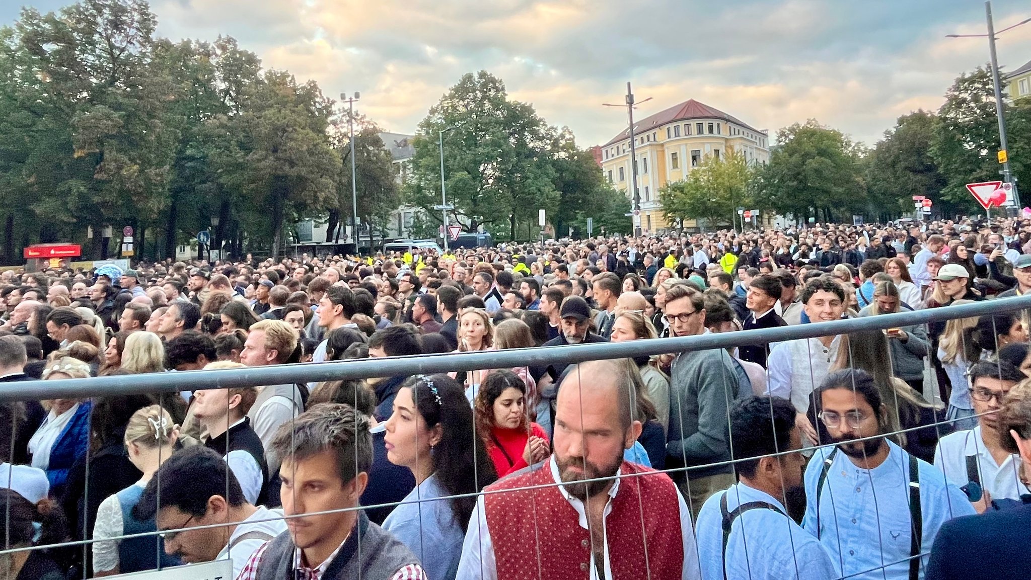 Überfülltes Oktoberfest am 27. September 2025
