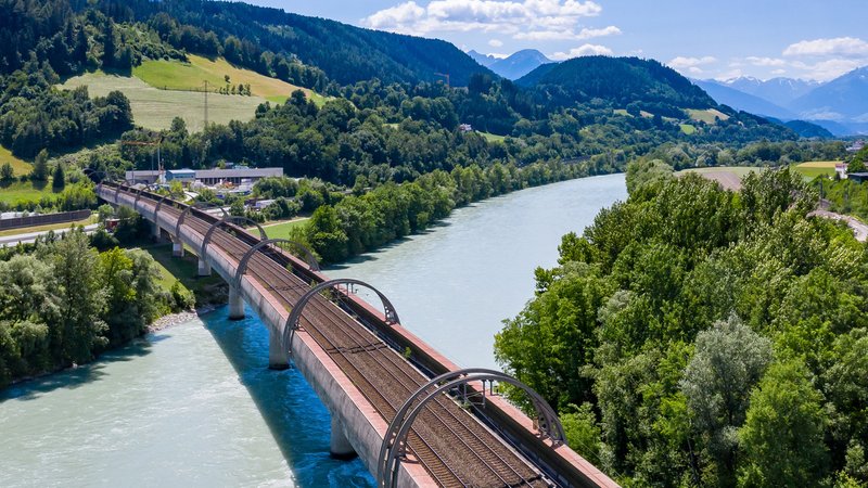 Die Eisenbahnbrücke über den Inn bei Fritzens in Tirol.