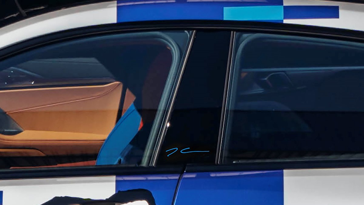 Die Unterschrift des Künstlers Jeff Koons auf der B-Säule des Autos.