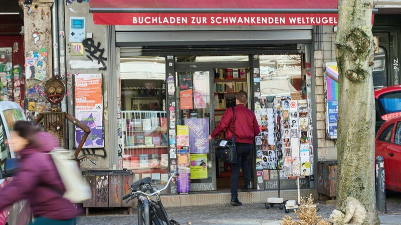 (Archivbild) Die Berliner Buchhandlung "Zur schwankenden Weltkugel" | Bild: picture alliance/dpa | Annette Riedl (Archivbild) Die Berliner Buchhandlung "Zur schwankenden Weltkugel"