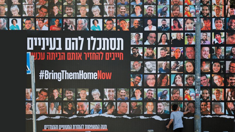Ein Plakat mit den Gesichtern der von der Hamas verschleppten Geiseln.