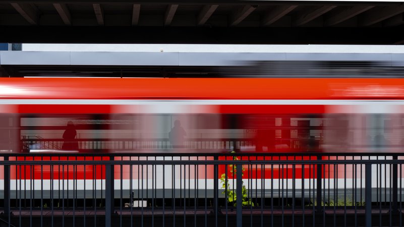 Eine S-Bahn verlässt den Münchner Ostbahnhof