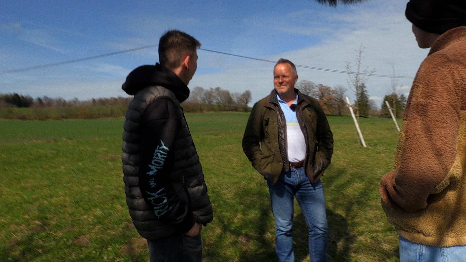 Drogenberater Volker Greiner im Gespräch mit jugendlichen Cannabis-Konsumenten.