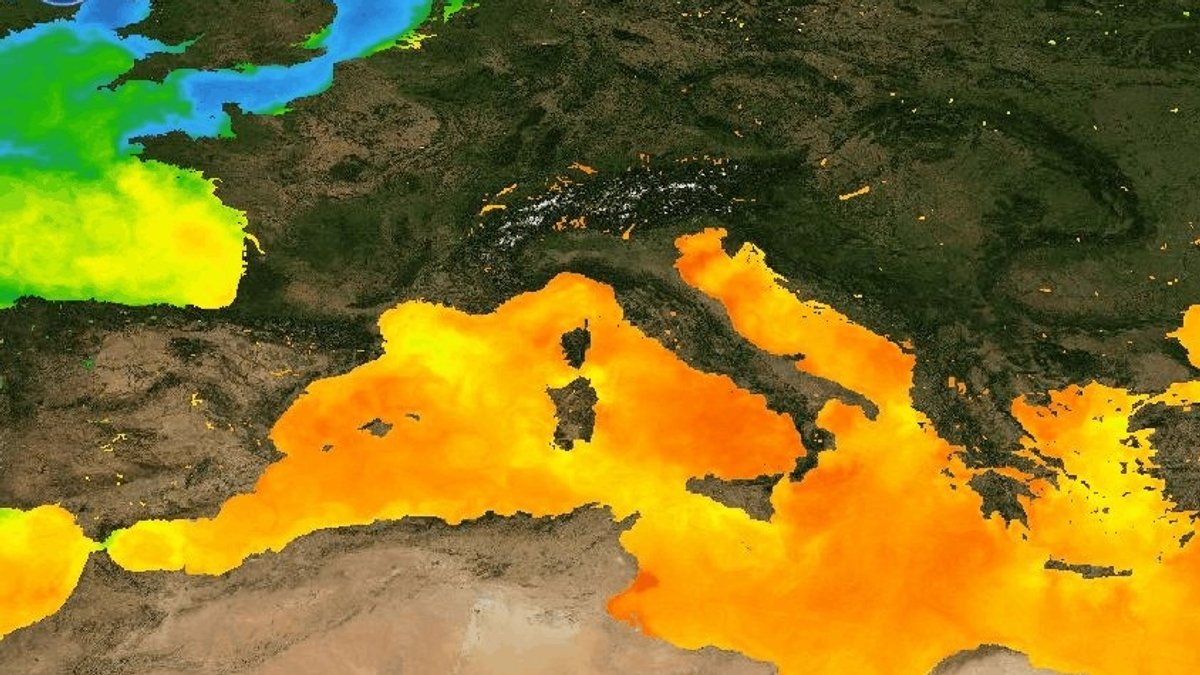 Die Veränderung der Wassertemperatur des Mittelmeeres im Juli 2023 in einer Satellitenaufnahme, zur Verfügung gestellt von der NASA: gelb = etwa 23 Grad Celsius; orange= etwa 25 Grad; rot = etwa 27 Grad; dunkelrot = 30 Grad Celsius und mehr