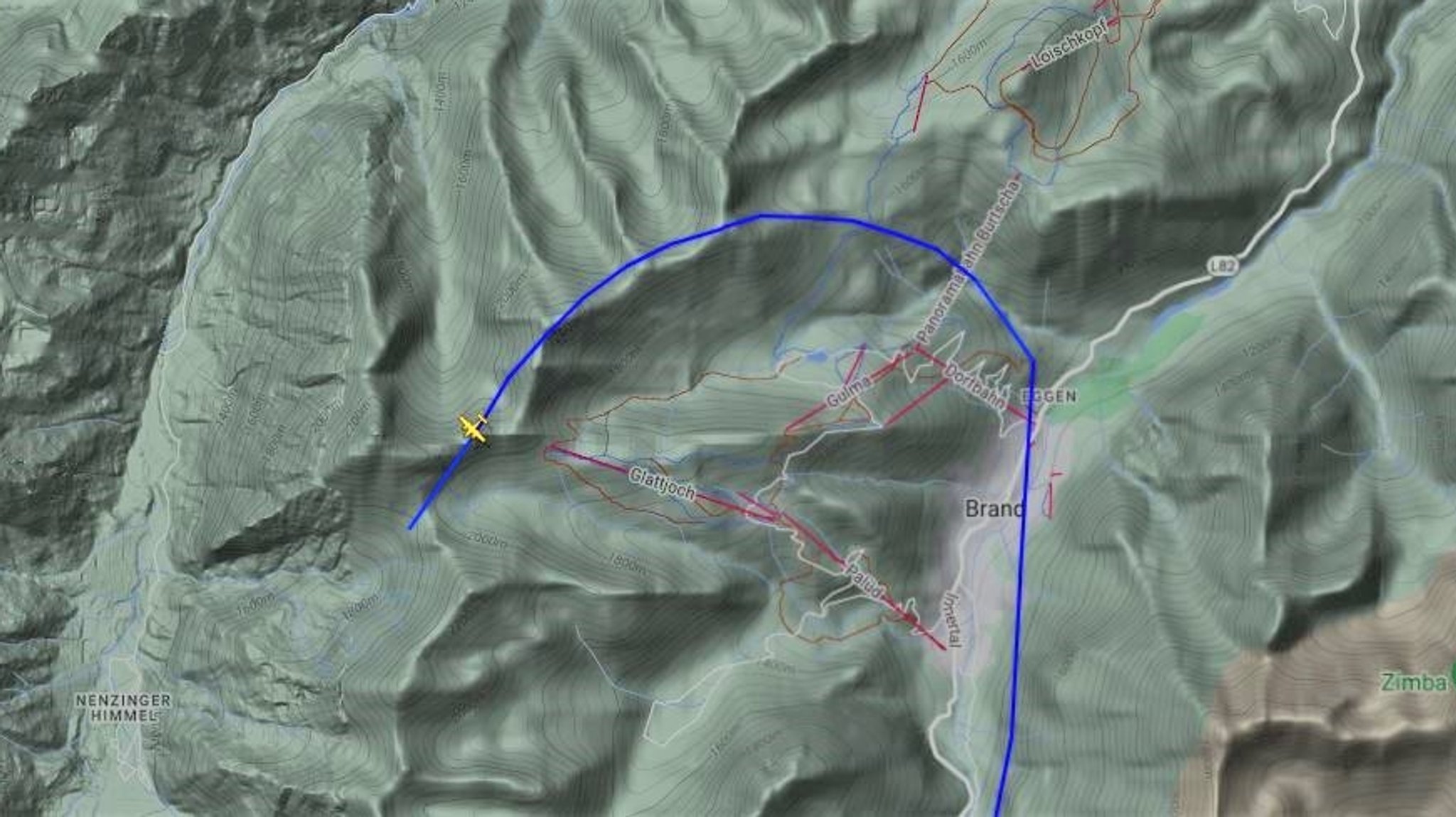 Auf Höhe der Gemeinde Brand machte das Kleinflugzeug eine scharfe Linkskurve, wenige Minuten später stürzte es ab.