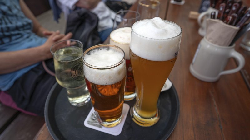Getränke auf dem Tisch eines Biergartens | Bild: picture alliance / imageBROKER | Helmut Meyer Getränke auf dem Tisch eines Biergartens