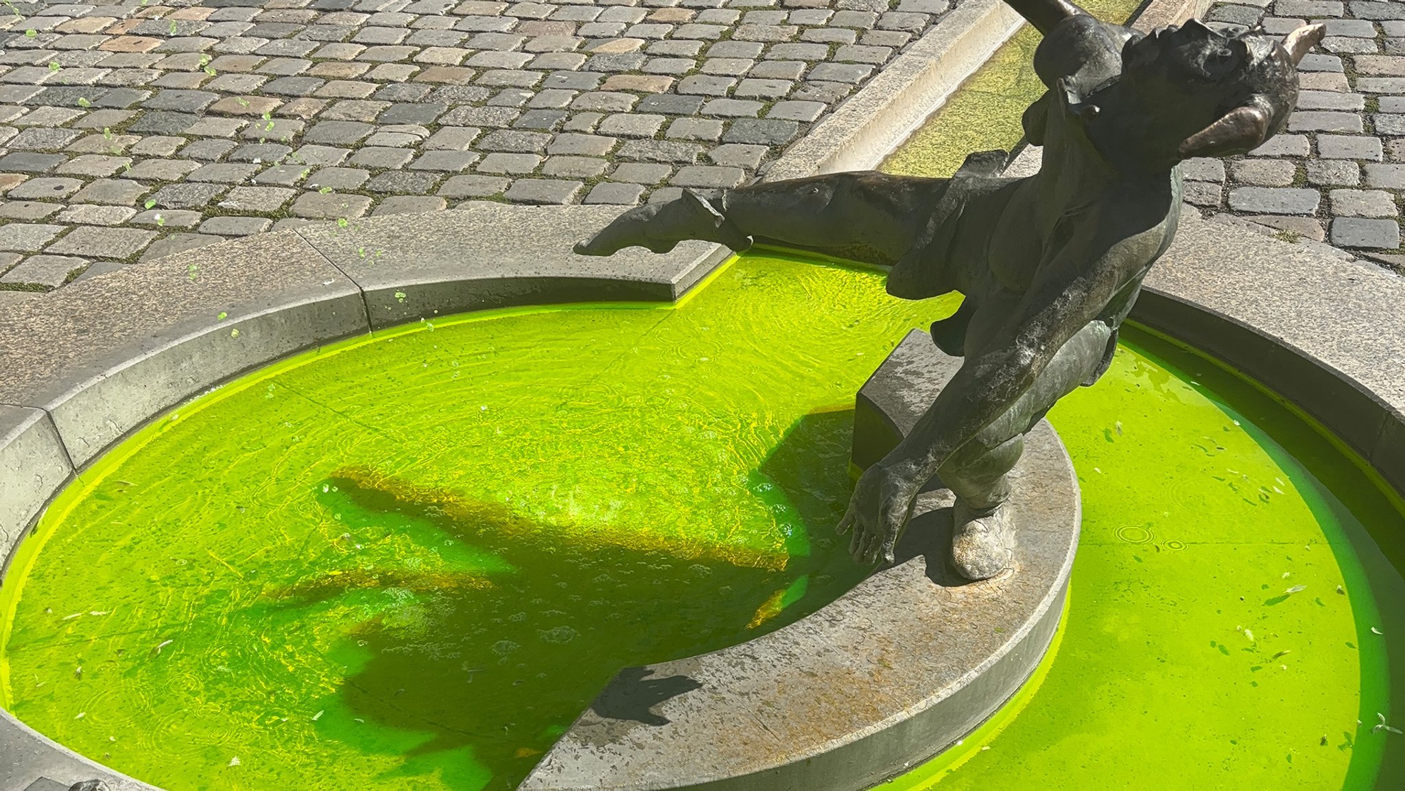 Unbekannte haben in Fürth drei Brunnen mit grüner Farbe eingefärbt. | Bild: Polizeipräsidium Mittelfranken Unbekannte haben in Fürth drei Brunnen mit grüner Farbe eingefärbt.