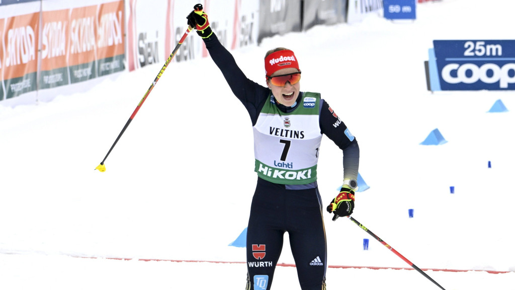 Katharina Hennig bejubelt ihren dritten Platz in Lahti