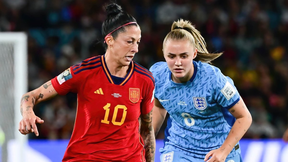 Englands Georgia Stanway (r.) und Jennifer Hermoso im Frauen-WM-Finale