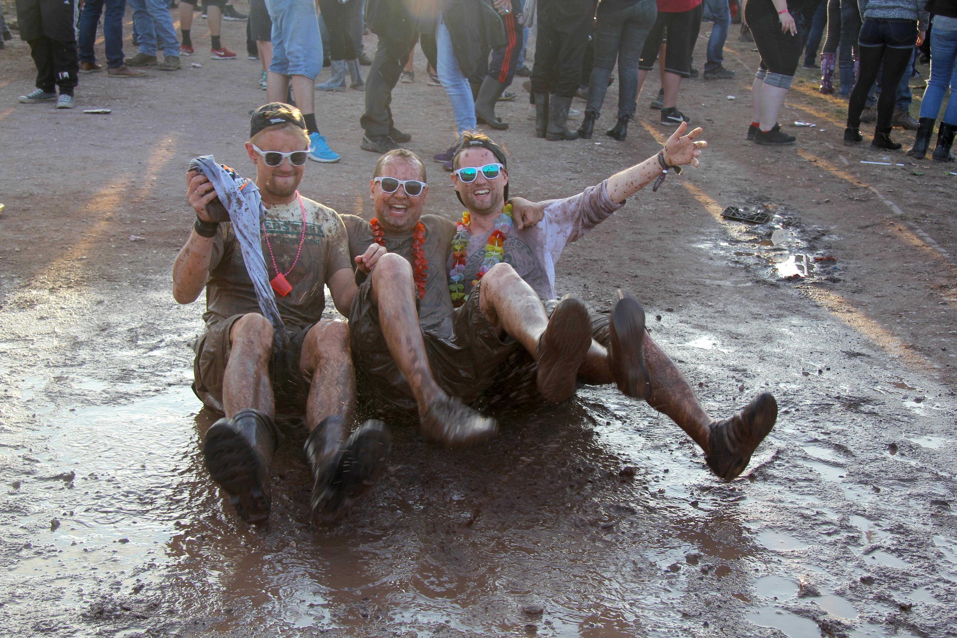 Auf dem Zeppelinfeld feiern Festivalfans auf Rock im Park 2017.
