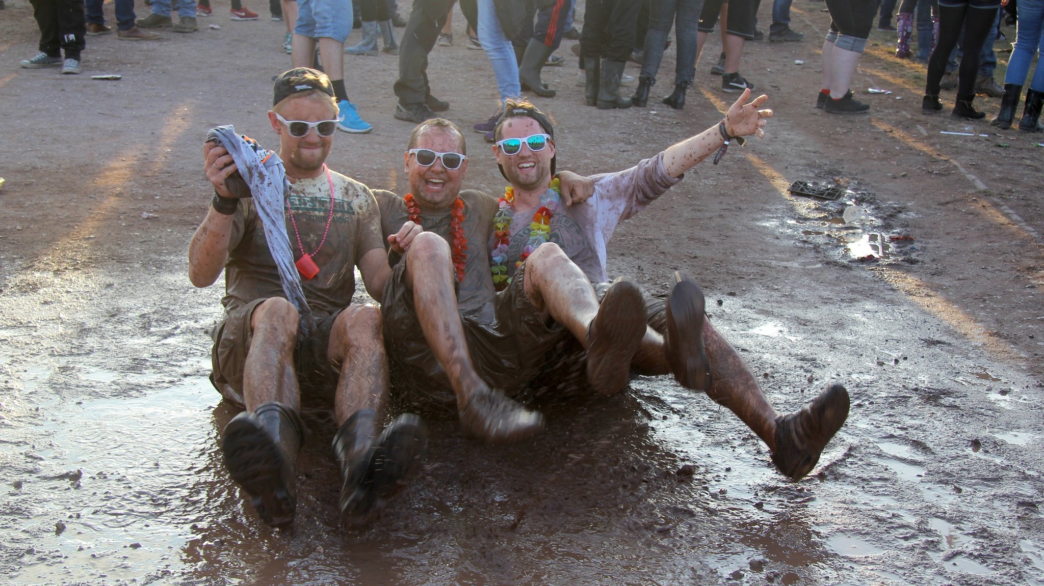 Auf dem Zeppelinfeld feiern Festivalfans auf Rock im Park 2017.