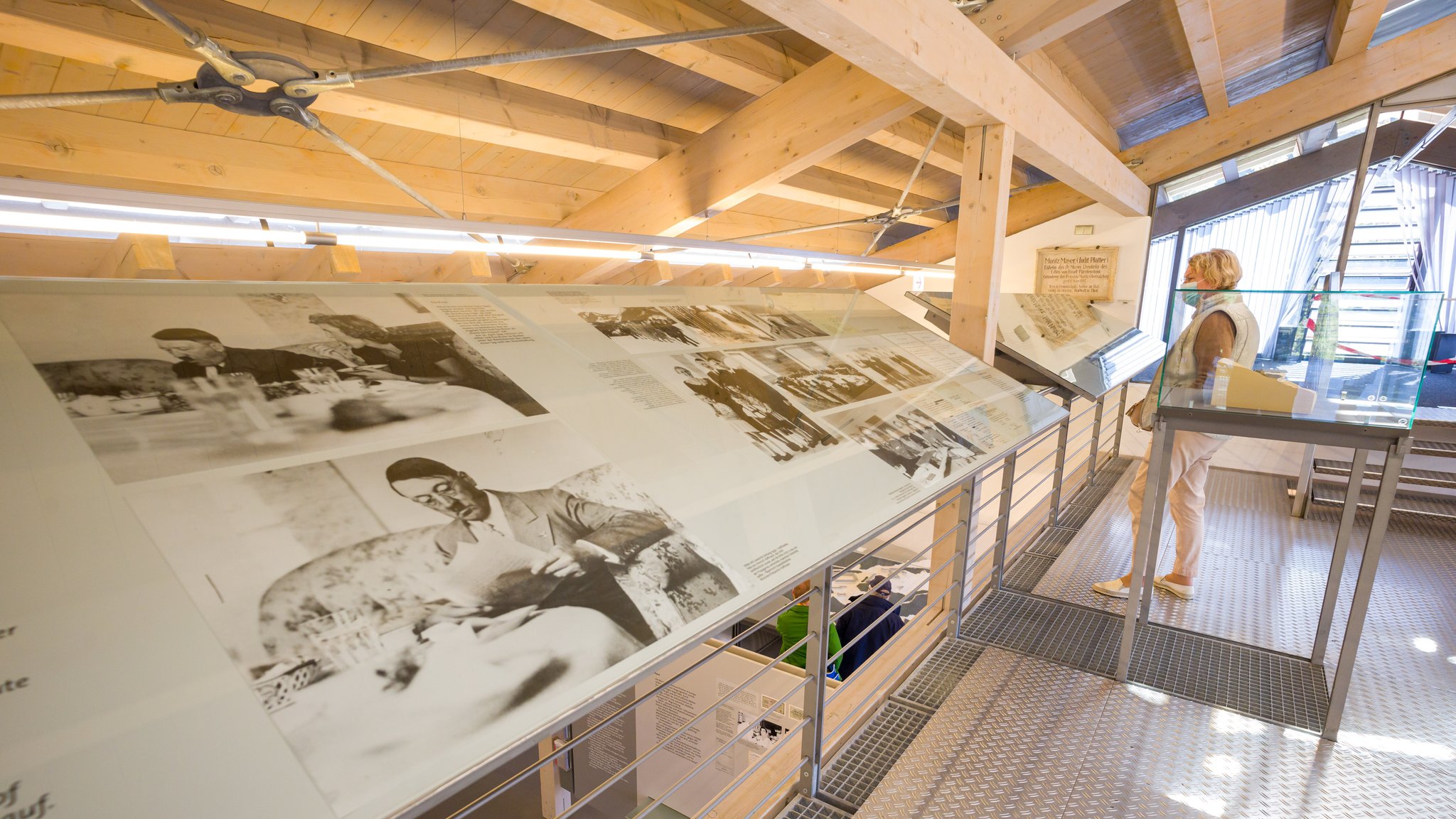 Besucher informieren sich im NS-Dokumentationszentrum Obersalzberg auf dem Obersalzberg über den Nationalsozialismus, Foto von 2020.