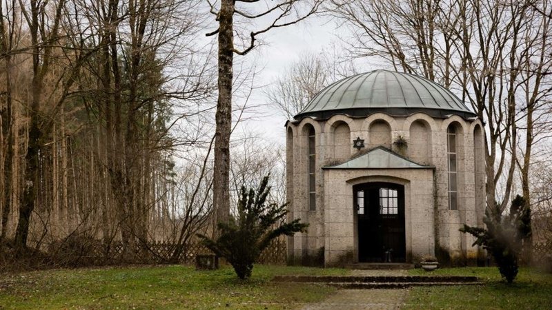 Das ehemalige Lager Kaufering VI in Türkheim. Im Herbst 1944 wurde es angelegt. Viele der 1.000 bis 2.500, größtenteils jüdischen, Häftlinge starben in der Gefangenschaft. | Bild: Bezirk Schwaben/Sarah Schneller Das ehemalige Lager Kaufering VI in Türkheim. Im Herbst 1944 wurde es angelegt. Viele der 1.000 bis 2.500, größtenteils jüdischen, Häftlinge starben in der Gefangenschaft.