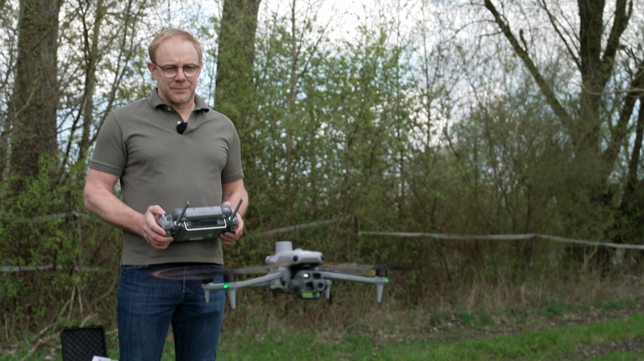 Hubertus Held lässt seine Drohne in die Luft steigen.