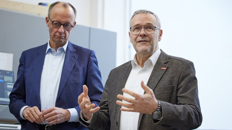 Archivbild: Handwerkspräsident Jörg Dittrich (rechts) und Kanzler Friedrich Merz | Bild: picture alliance / Jörg Carstensen Archivbild: Handwerkspräsident Jörg Dittrich (rechts) und Kanzler Friedrich Merz