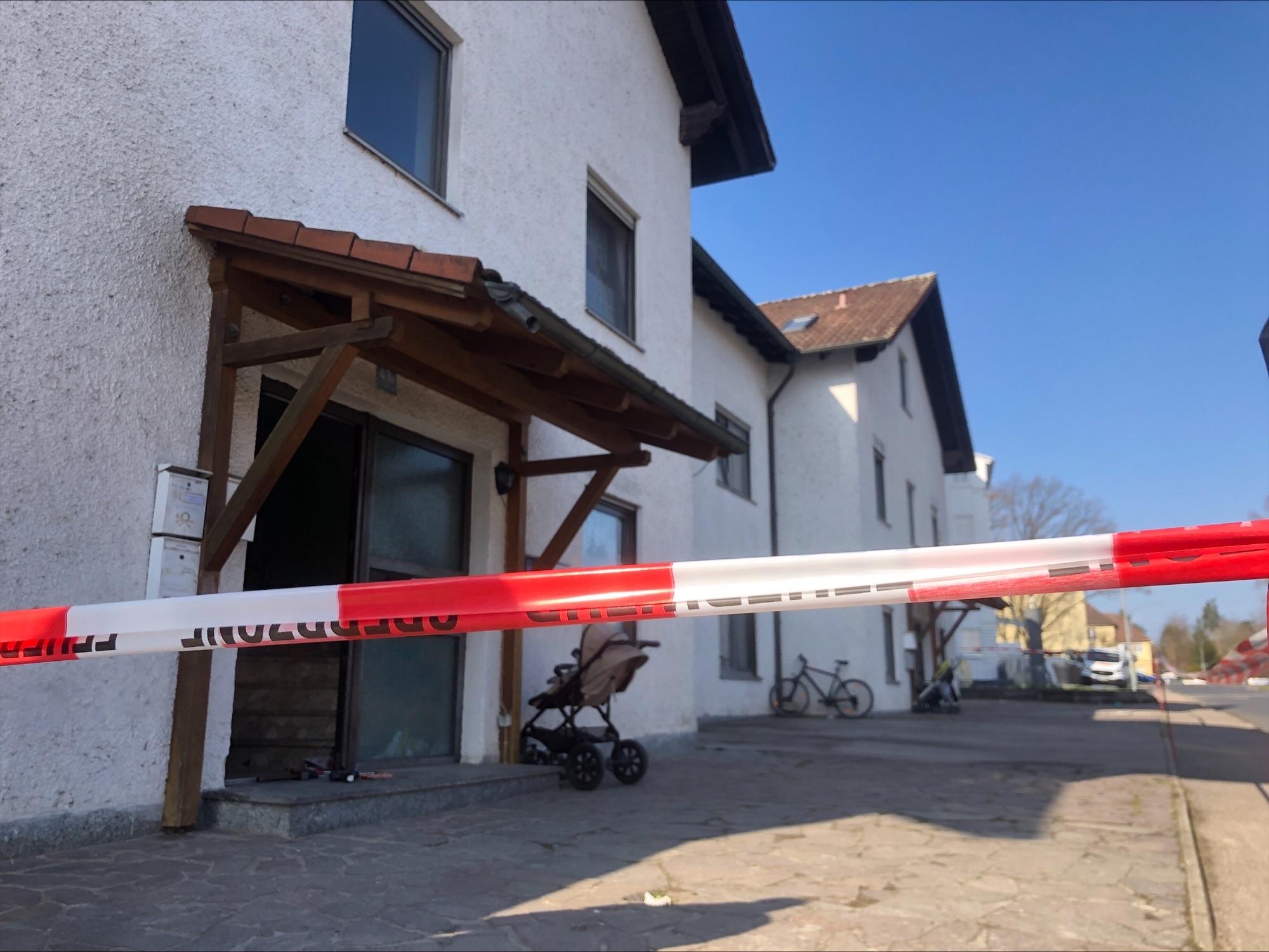 Das Haus, in dem es gebrannt hat, am Tag danach