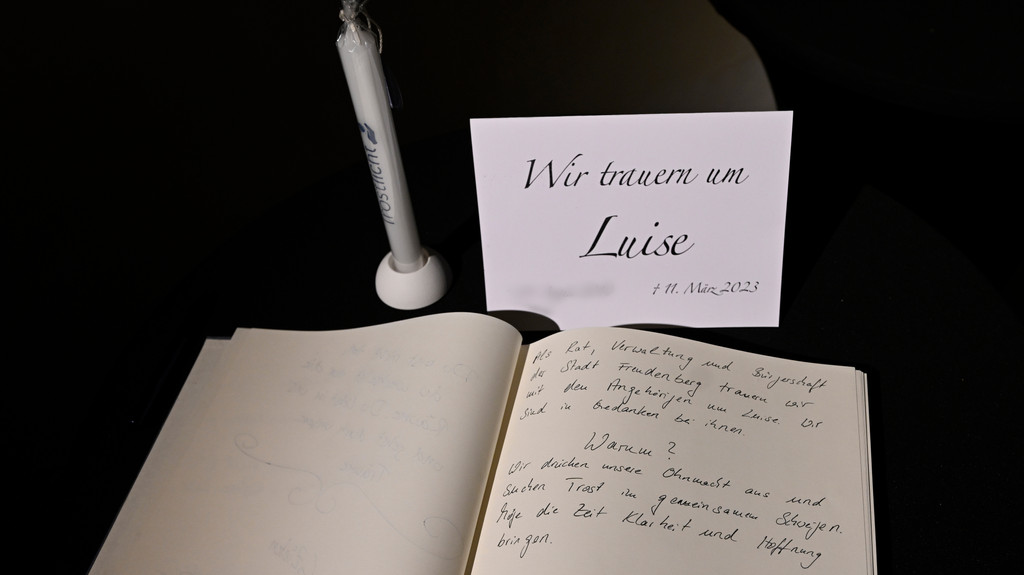 Im Kondolenzbuch für die getötete Luise in der evangelischen Kirche von Freudenberg bekunden Trauerende ihre Fassungslosigkeit über die Tat.