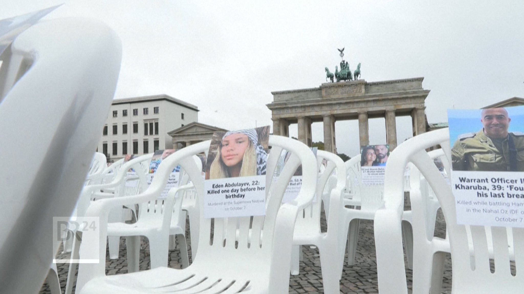 Gedenken für Opfer der Hamas vor dem Brandenburger Tor in Berlin.