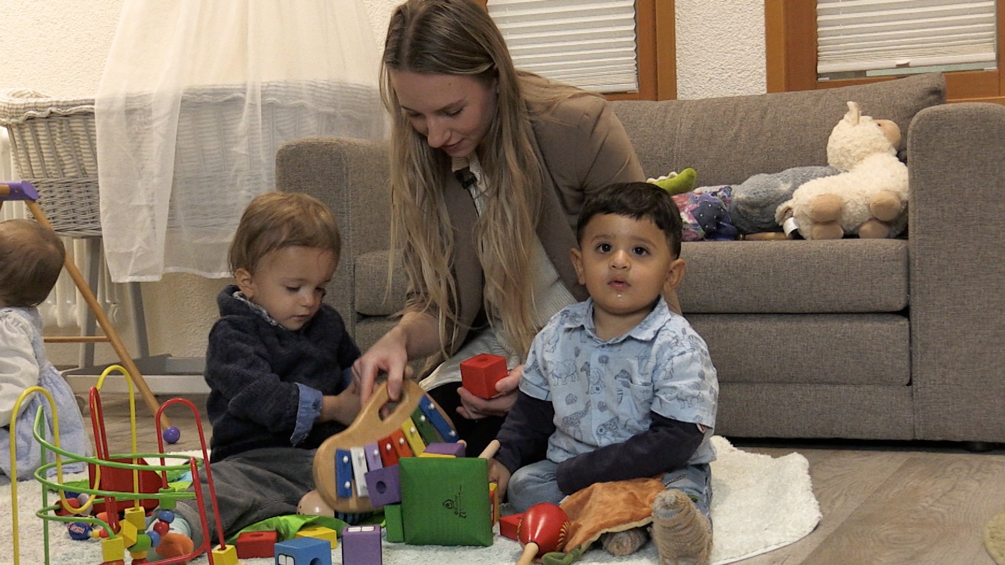 Kent und Adam spielen mit Sozialpädagogin Lea Ziegler.