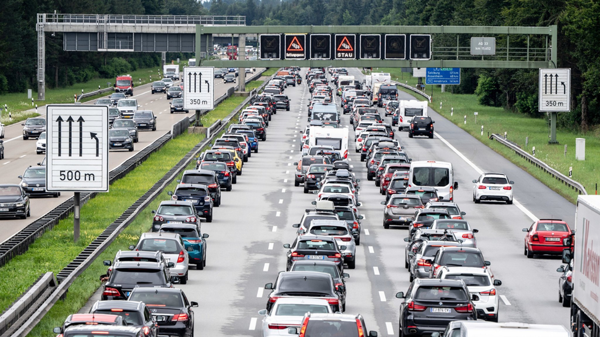 Bild zeigt Stau auf der A8 bei Hofolding. Schilderbrücke fordert zum Bilden einer Rettungsgasse auf. 