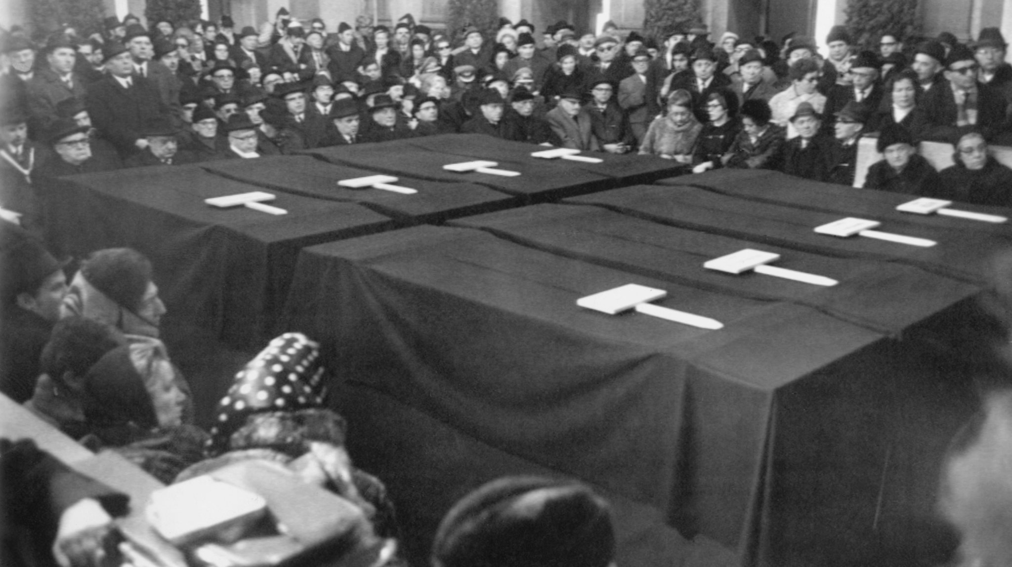 Trauer nach dem Brandanschlag auf das Altenheim der Israelitischen Kultusgemeinde München und Oberbayern vom dem 13. Februar 1970.