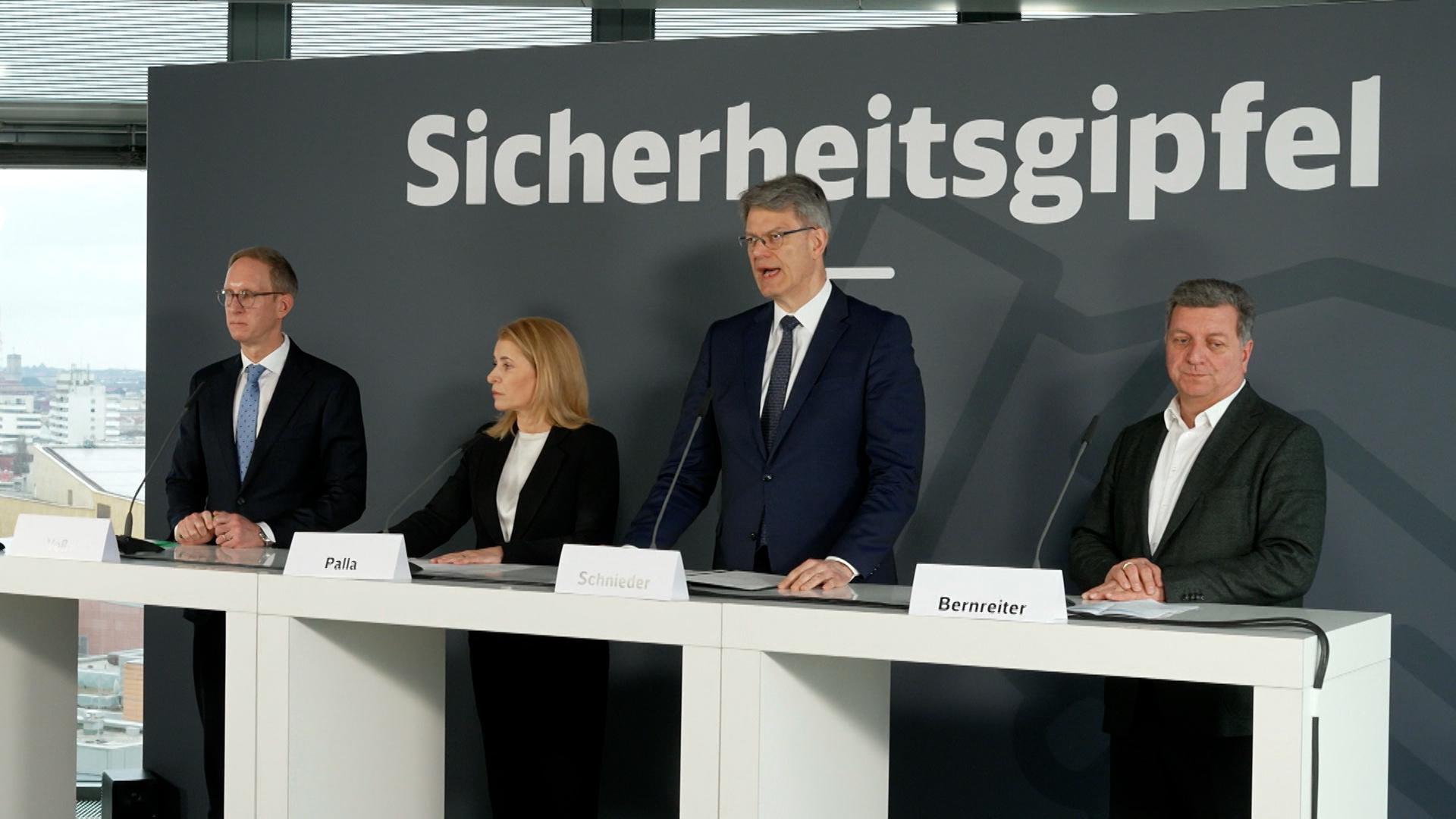 Nach dem gewaltsamen Tod eines Zugbegleiters, der von einem Schwarzfahrer totgeprügelt wurde, planen Bahn, Bund und Länder mehr Schutzmaßnahmen. 