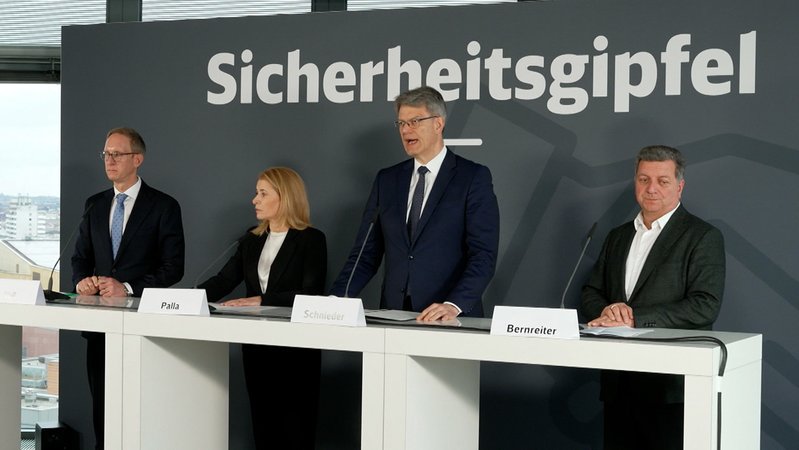 Nach dem gewaltsamen Tod eines Zugbegleiters, der von einem Schwarzfahrer totgeprügelt wurde, planen Bahn, Bund und Länder mehr Schutzmaßnahmen. | Bild: Bayerischer Rundfunk 2026 Nach dem gewaltsamen Tod eines Zugbegleiters, der von einem Schwarzfahrer totgeprügelt wurde, planen Bahn, Bund und Länder mehr Schutzmaßnahmen.