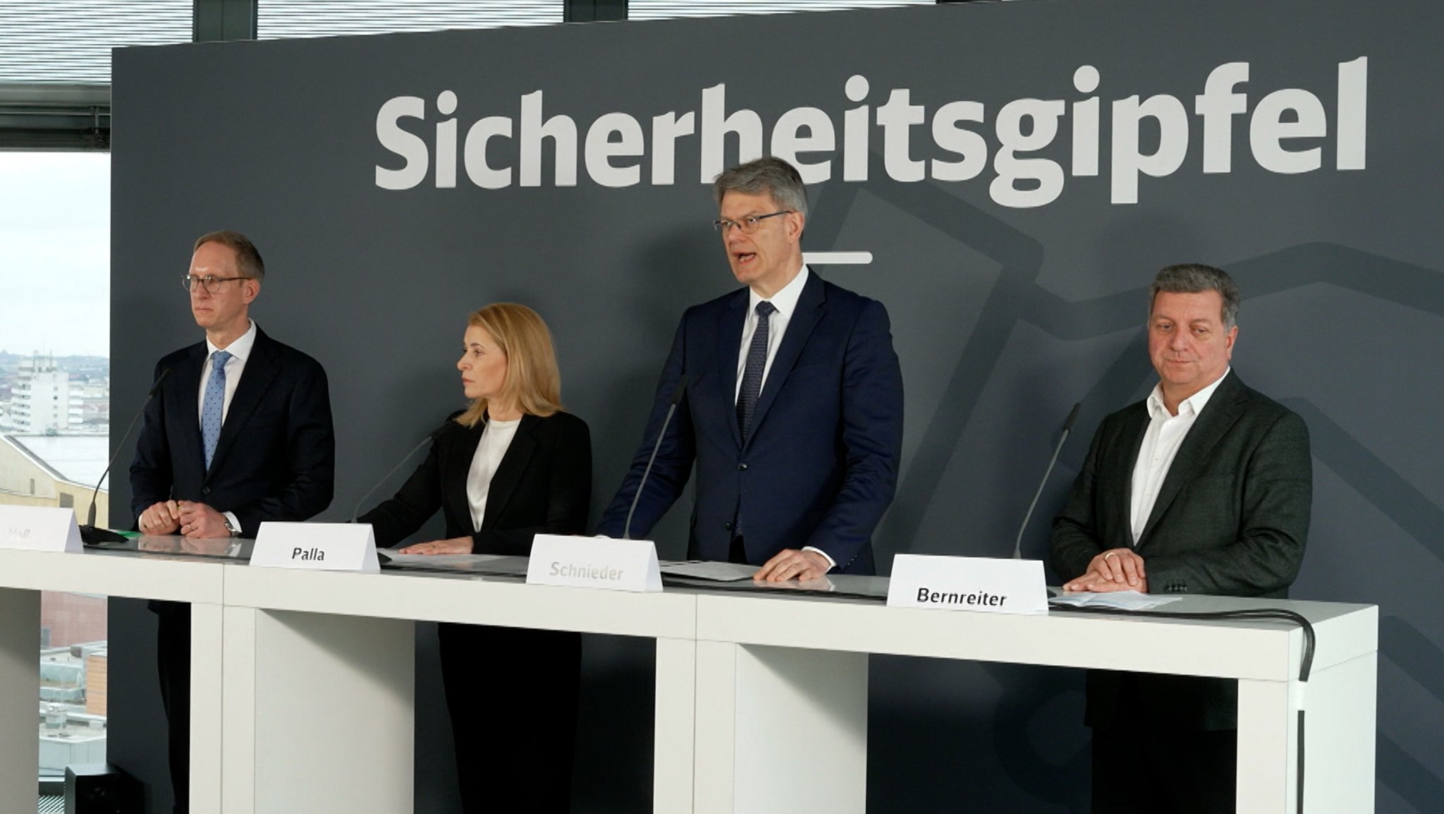 Nach dem gewaltsamen Tod eines Zugbegleiters, der von einem Schwarzfahrer totgeprügelt wurde, planen Bahn, Bund und Länder mehr Schutzmaßnahmen. 