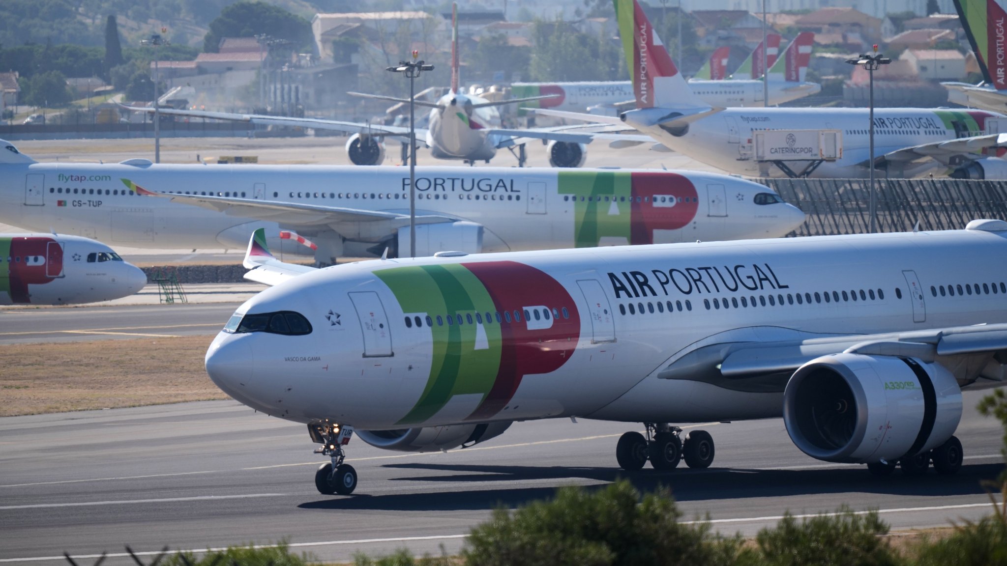 (Symbolbild) 14.10.2026, Portugal, Lissabon: Ein Airbus A330 der TAP Air Portugal landet in Lissabon. 