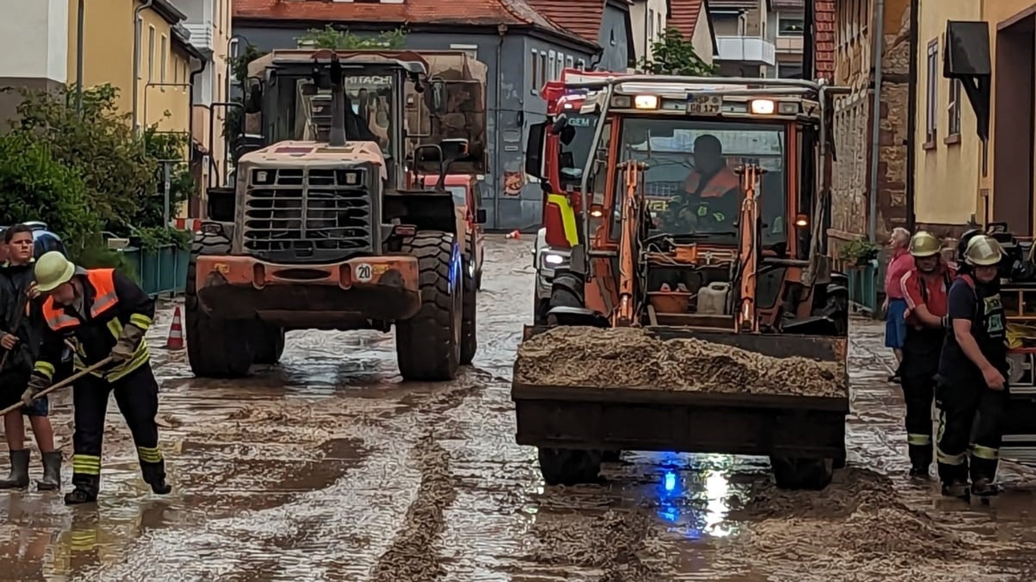 Nach den Unwetter: Schlamm und Hagel bedecken die Straßen von Birkenfeld im Landkreis Main-Spessart.