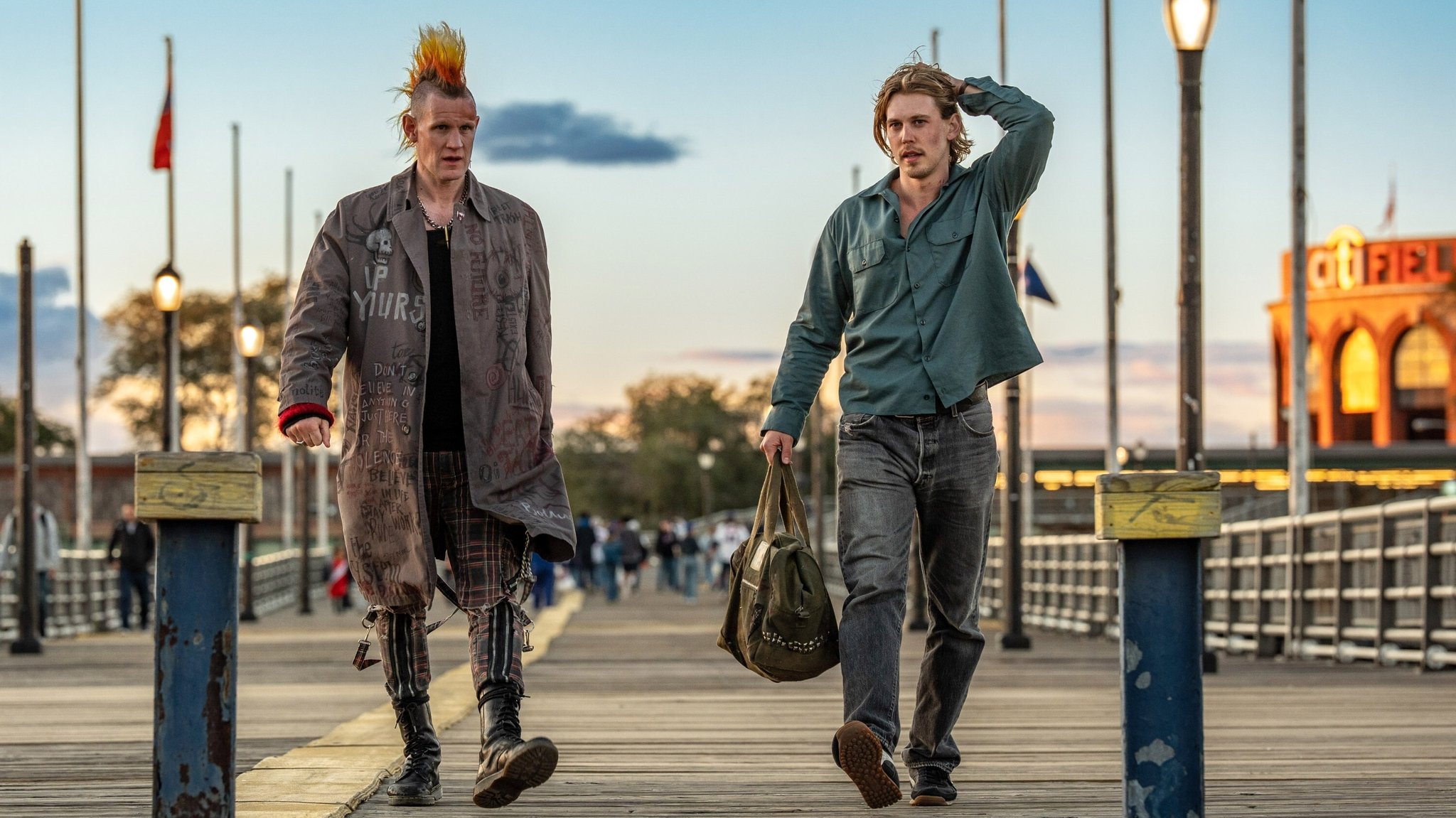 Ein Punk und ein Sunnyboy auf einem Steg bei New York | Bild: picture alliance / Everett Collection | ©Sony Pictures/Courtesy Everett Collection, Niko Tavernise Ein Punk und ein Sunnyboy auf einem Steg bei New York