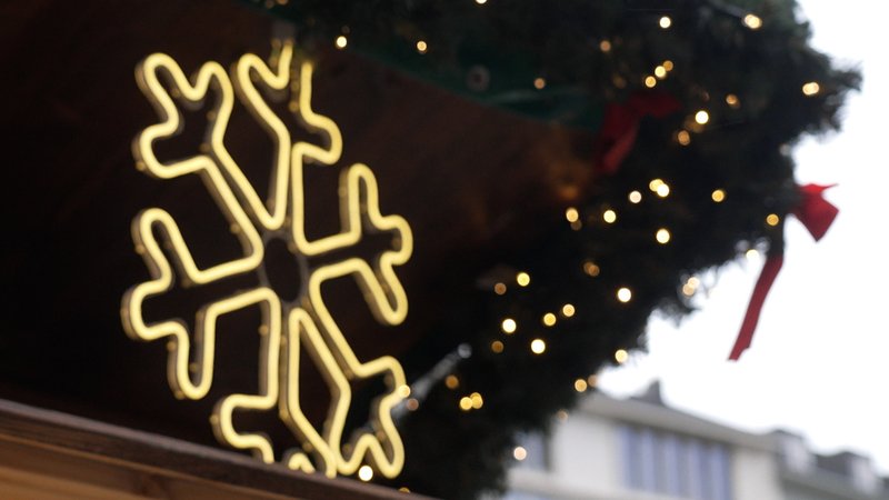 Beleuchtete Weihnachtsdekoration an einer Christkindlmarkt-Bude