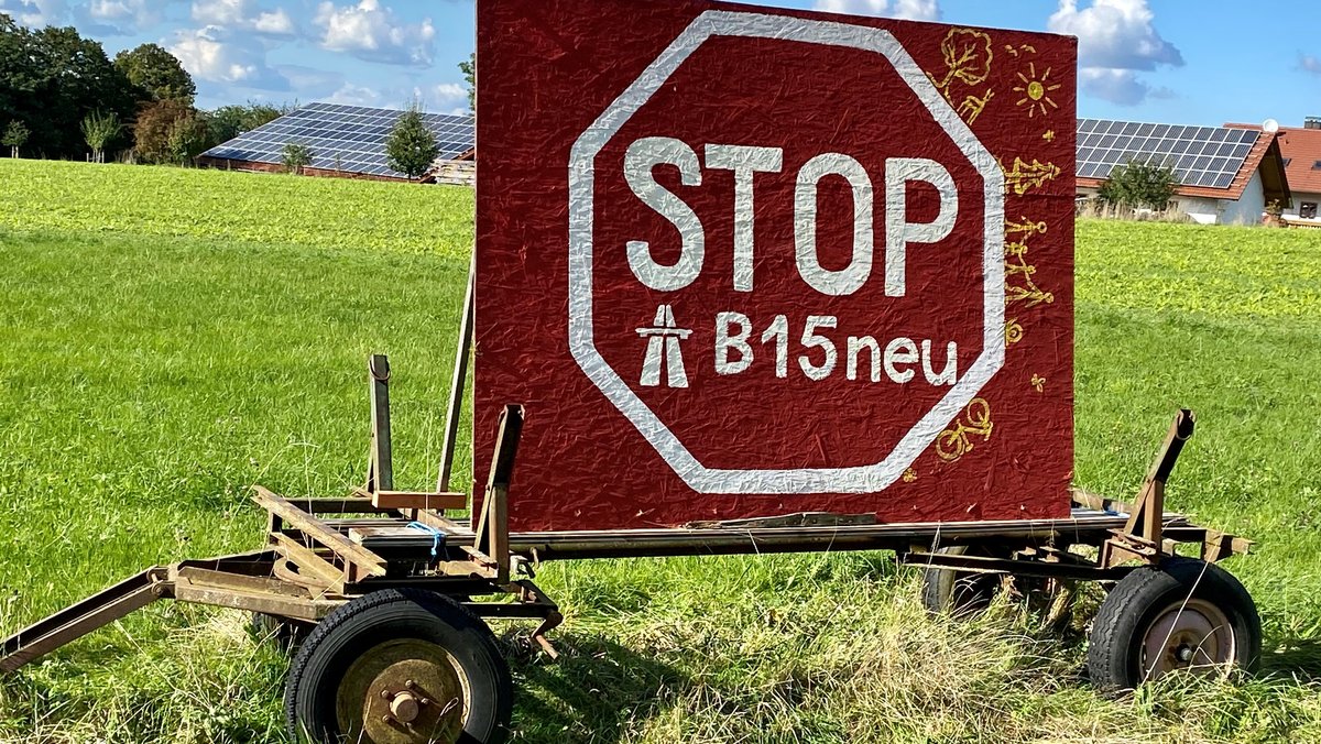 Protestplakat bei Landshut gegen den Weiterbau der B15neu 