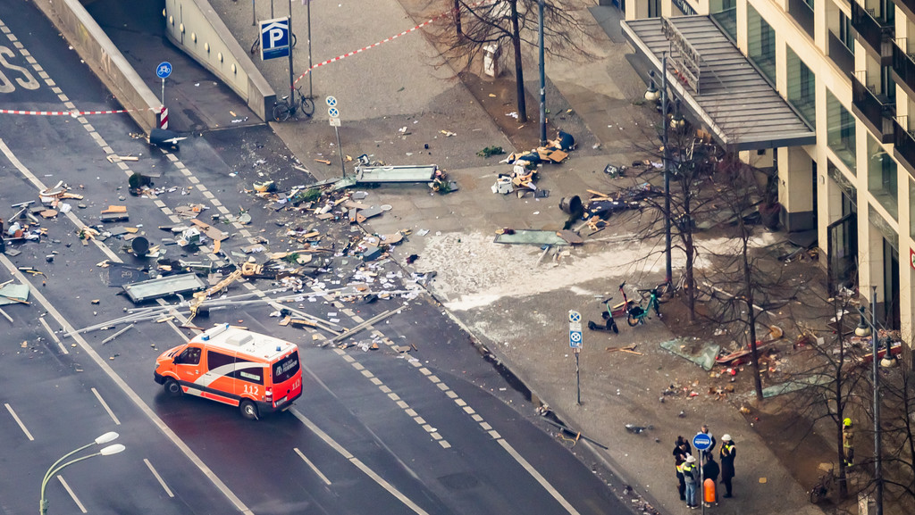 Eine Spur der Verwüstung haben die eine Million Liter Salzwasser aus dem geplatzten Riesenaquarium in Berlin hinterlassen. Das Wasser strömte bis auf die Straße hinaus. | Bild: pa/dpa/Christoph Soeder Eine Spur der Verwüstung haben die eine Million Liter Salzwasser aus dem geplatzten Riesenaquarium in Berlin hinterlassen. Das Wasser strömte bis auf die Straße hinaus.