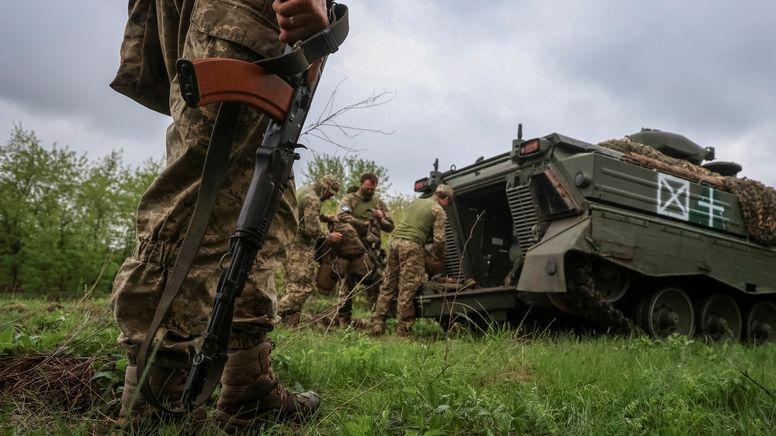 Ukrainische Soldaten nahe der Frontlinie mit Marder-Schützenpanzer | Bild:REUTERS/Oleksandr Ratushniak