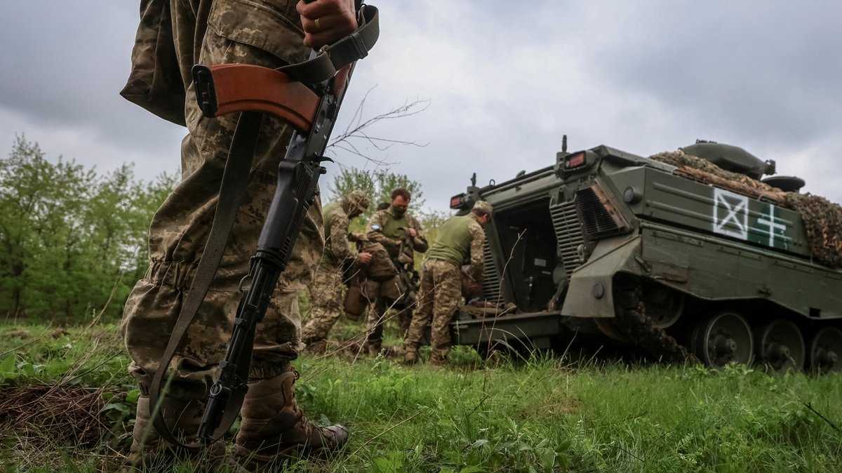 Ukrainische Soldaten nahe der Frontlinie mit Marder-Schützenpanzer