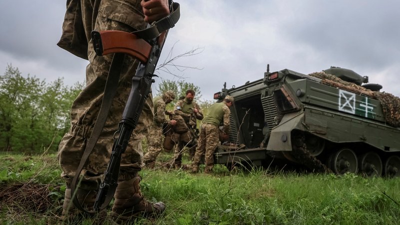 Ukrainische Soldaten nahe der Frontlinie mit Marder-Schützenpanzer