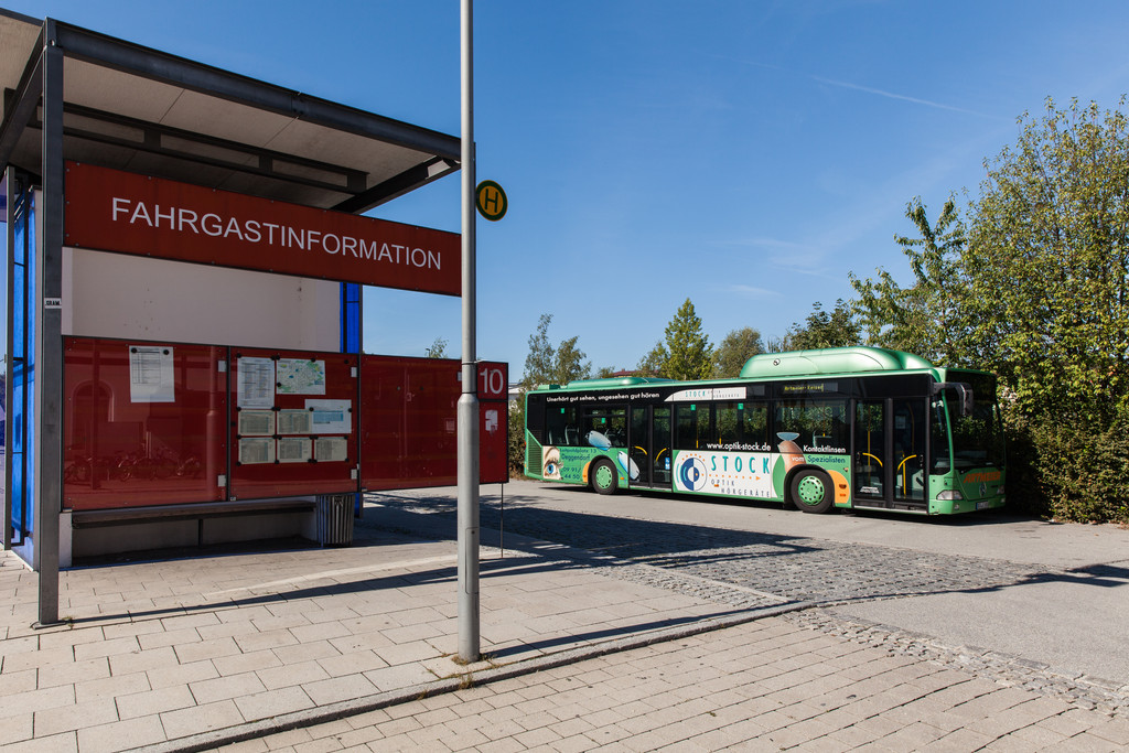 Ein Bus an einer Haltestelle in Niederbayern (Symbolbild)
